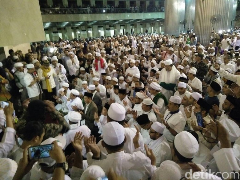 Tamasya Al-Maidah Sujud Syukur, Rizieq: Pulang Harus Tertib Tamasya Al-Maidah Sujud Syukur, Rizieq: Pulang Harus Tertib