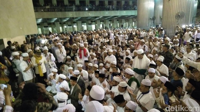 Anies Baswedan Tiba di Istiqlal, Disambut Habib Rizieq Anies Baswedan Tiba di Istiqlal, Disambut Habib Rizieq