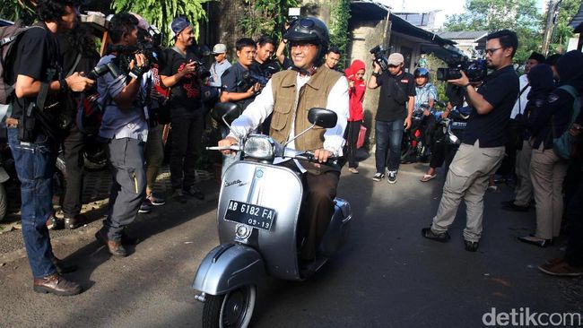 Gaya Santai Anies Baswedan Naik Vespa