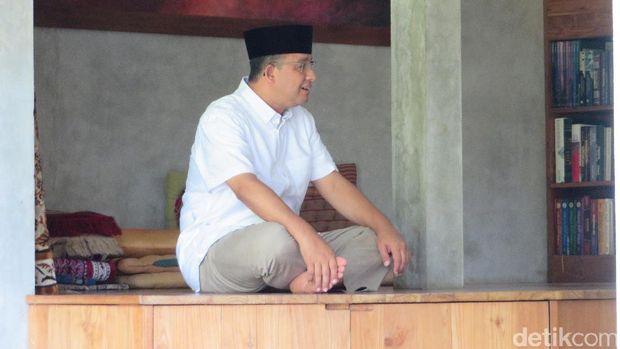 Sebelum ke TPS, Anies Sungkem ke Orang Tua dan Sarapan 