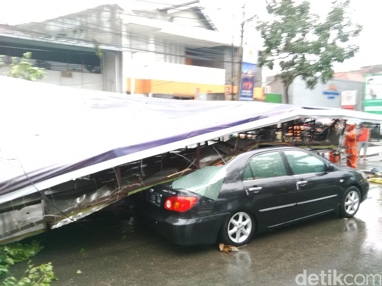 Hujan Badai di Bandung, 9 Mobil Tertimpa Pohon dan Reklame Hujan Badai di Bandung, 9 Mobil Tertimpa Pohon dan Reklame