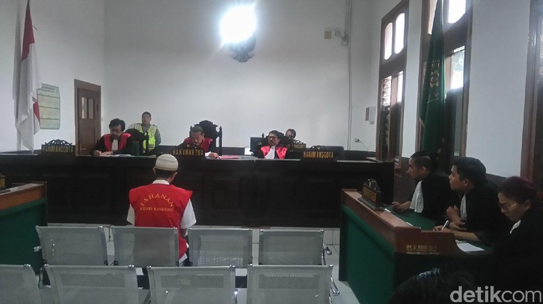 Pedagang Cilok Pembunuh Pasutri di Bandung Divonis 14 Tahun Bui Pedagang Cilok Pembunuh Pasutri di Bandung Divonis 14 Tahun Bui