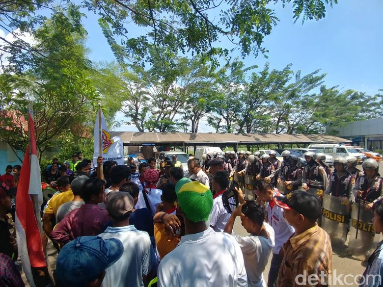Ratusan Pemuda Astanajapura Cirebon Geruduk Pengelola Tol Kanci Ratusan Pemuda Astanajapura Cirebon Geruduk Pengelola Tol Kanci