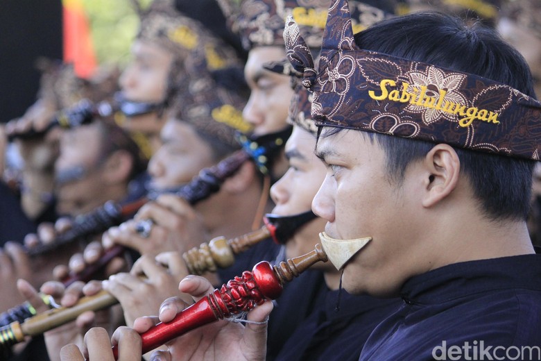 100 Peniup Tarompet Sunda di Kabupaten Bandung Pecahkan Rekor MURI 100 Peniup Tarompet Sunda di Kabupaten Bandung Pecahkan Rekor MURI