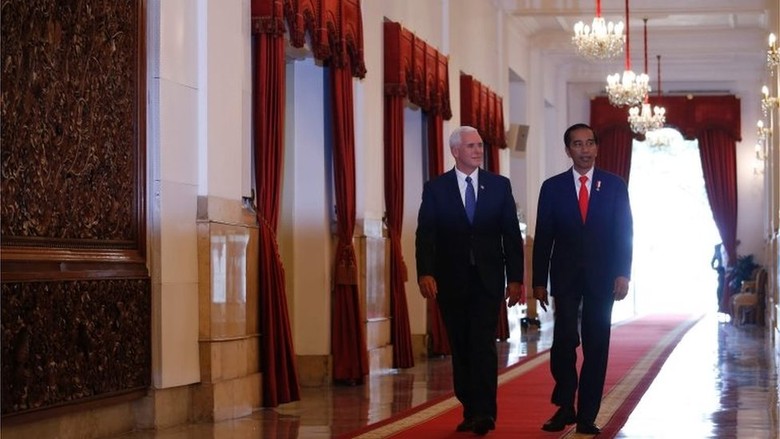 Wapres AS Mike Pence Pukul Beduk di Istiqlal Wapres AS Mike Pence Pukul Beduk di Istiqlal