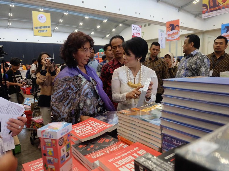 Hadiri Big Bad Wolf Jakarta 2017, Menteri Susi: Obat Tidur Saya Baca Buku Hadiri Big Bad Wolf Jakarta 2017, Menteri Susi: Obat Tidur Saya Baca Buku
