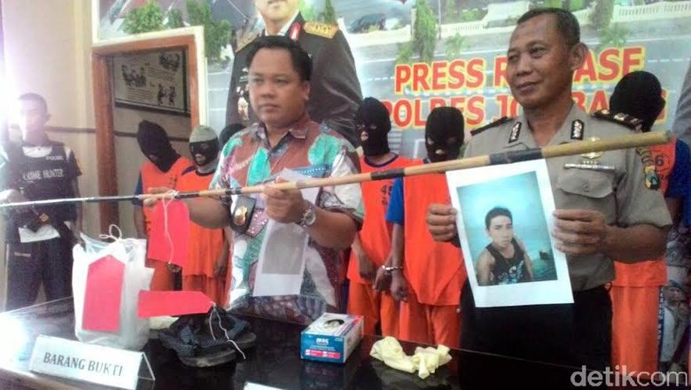 10 Orang Ditetapkan Tersangka Tewasnya Pemuda Jombang 10 Orang Ditetapkan Tersangka Tewasnya Pemuda Jombang