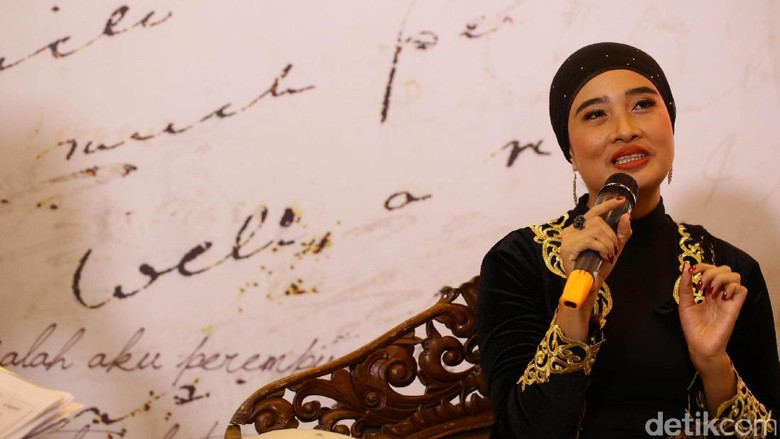 Buku Kumcer Okky Madasari Rayakan 10 Tahun Berkarya Sebagai Penulis Buku Kumcer Okky Madasari Rayakan 10 Tahun Berkarya Sebagai Penulis