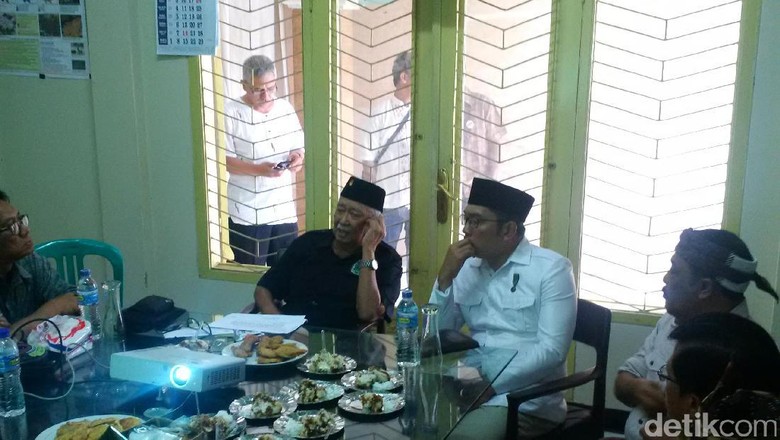 Ridwan Kamil Curhat Soal Leluhurnya Ke Solihin GP Ridwan Kamil Curhat Soal Leluhurnya Ke Solihin GP