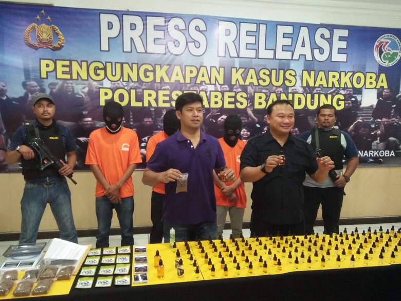 Polisi Bongkar Peredaran Liquid Ganja Sintetis di Bandung Polisi Bongkar Peredaran Liquid Ganja Sintetis di Bandung