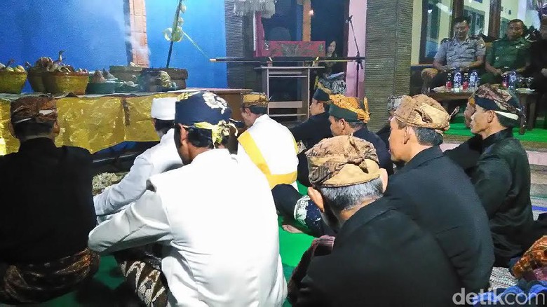 Warga Suku Tengger Gelar Ritual Pujan Kesanga Warga Suku Tengger Gelar Ritual Pujan Kesanga