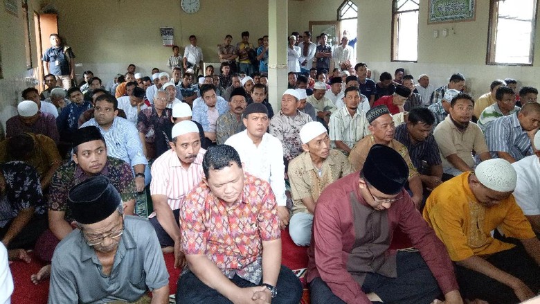 Anies Salat Jumat di Masjid Kawasan Penggusuran Bukit Duri Anies Salat Jumat di Masjid Kawasan Penggusuran Bukit Duri