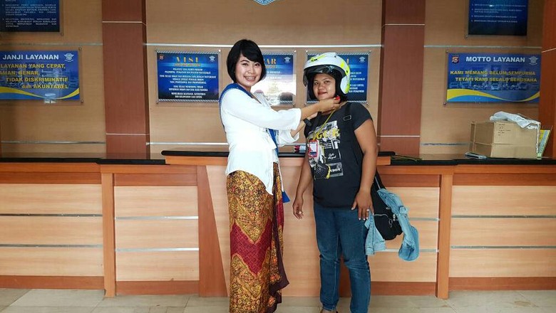 Hari Kartini, Polwan di Tangerang Bagi-bagi Helm ke Pemohon SIM Hari Kartini, Polwan di Tangerang Bagi-bagi Helm ke Pemohon SIM