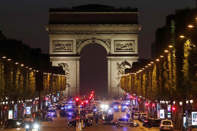 Teror di Paris, Pria Tabrakkan Mobil ke Van Polisi di Champs-Elysees Teror di Paris, Pria Tabrakkan Mobil ke Van Polisi di Champs-Elysees