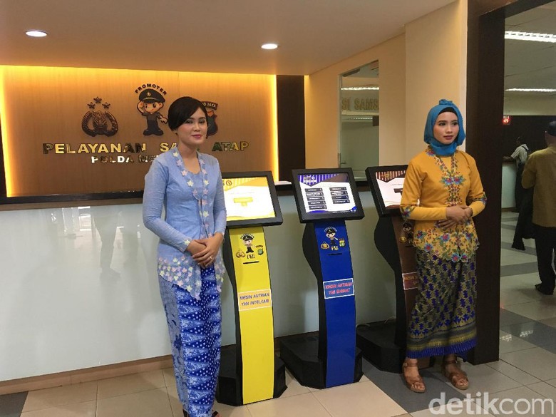 Peringati Perjuangan Kartini, Polwan Samsat Polda Metro Berkebaya Peringati Perjuangan Kartini, Polwan Samsat Polda Metro Berkebaya