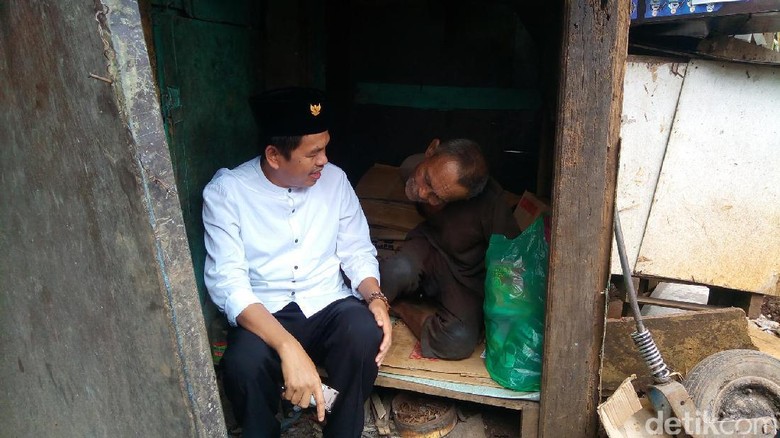 Dedi Mulyadi Mengunjungi Gubuk Derita Abah Tarsa Dedi Mulyadi Mengunjungi Gubuk Derita Abah Tarsa