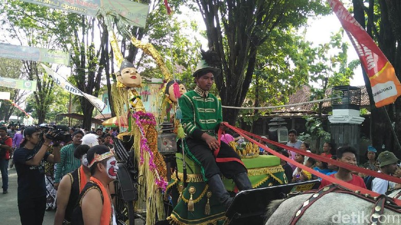 Kirab Pengantin Tebu, Awali Musim Giling di PG Madukismo Kirab Pengantin Tebu, Awali Musim Giling di PG Madukismo