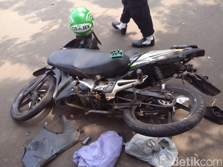 Driver Ojek Online Tewas Ditabrak Mobil yang Dikemudikan Mahasiswa Driver Ojek Online Tewas Ditabrak Mobil yang Dikemudikan Mahasiswa