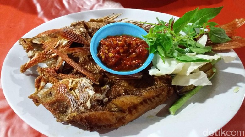 Hasil gambar untuk kuliner ikan kakatua bakar di pasar malam