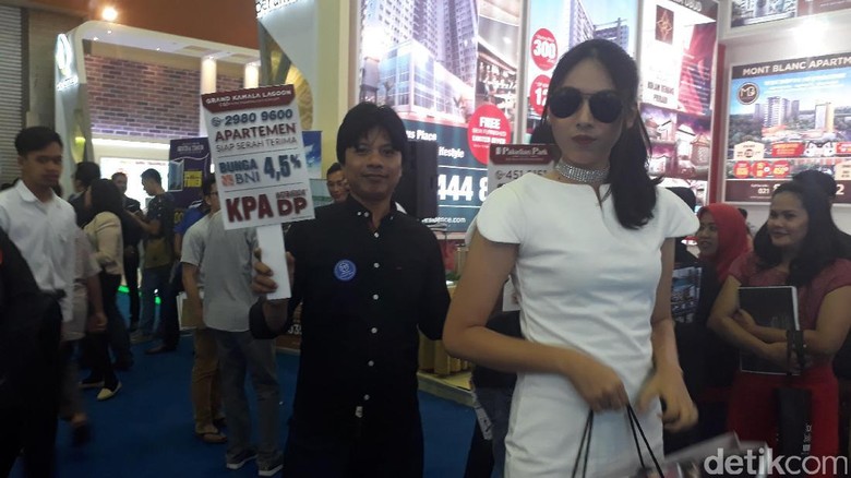 Model Cantik Curi Perhatian Pengunjung Pameran Properti Model Cantik Curi Perhatian Pengunjung Pameran Properti