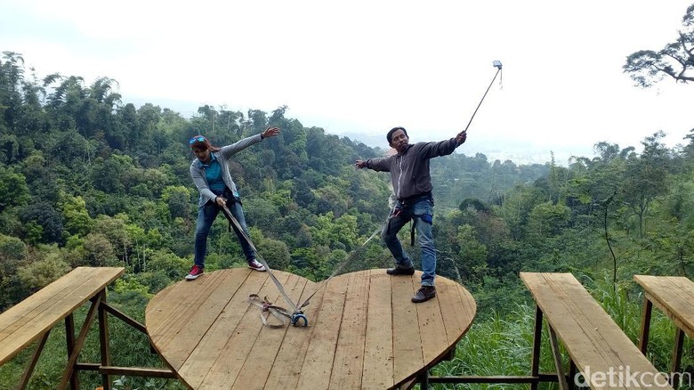 Mendebarkan! Selfie di Atas Jurang di Lembah Cinta Mojokerto