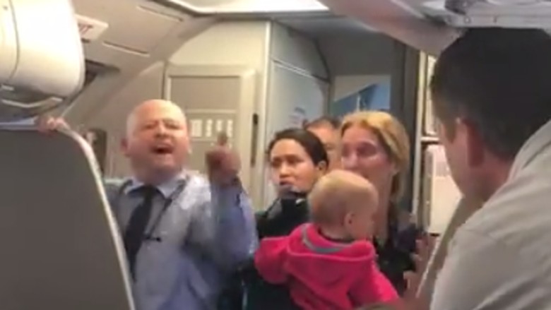 Insiden Pramugara Kasari Ibu dan Bayi, American Airlines Minta Maaf Insiden Pramugara Kasari Ibu dan Bayi, American Airlines Minta Maaf