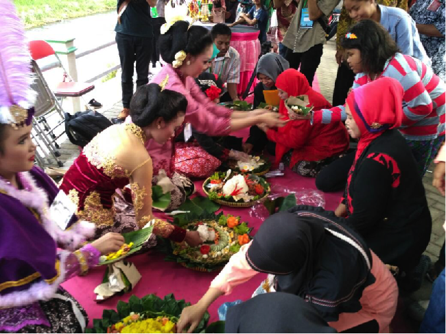 Saat Turis Asing Nikmati Tumpeng di Upacara Adat Merti