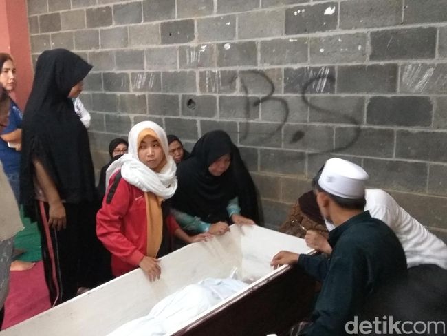 daerah jakarta anak ibu rumah dan timur sakit di Sambut Tersambar Pendaki Petir Tangis yang Keluarga Tewas