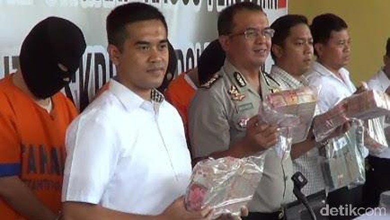 Polda Jatim Sita Rp 2,4 Miliar dari Bandar Judi Bola Online Polda Jatim Sita Rp 2,4 Miliar dari Bandar Judi Bola Online