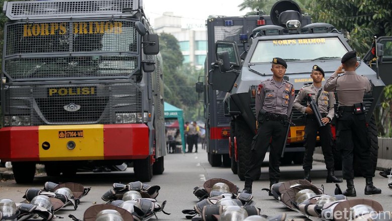Polisi Tak Gunakan Senpi Saat Pengamanan Sidang Putusan Ahok Polisi Tak Gunakan Senpi Saat Pengamanan Sidang Putusan Ahok