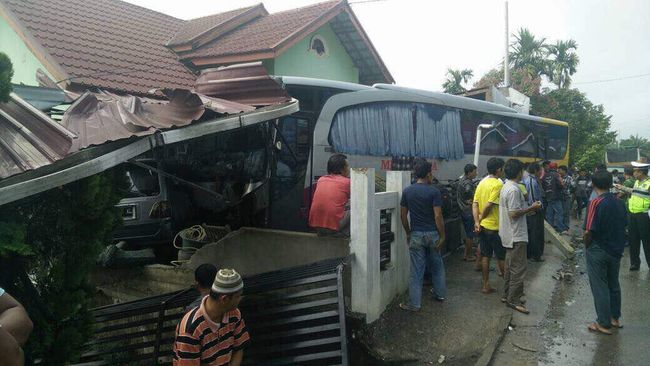 Bus Seruduk 2 Rumah Warga di Kuansing Riau, Tak Ada Korban 