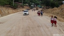 Jalan Sabuk Merah Jangkau Warga Perbatasan