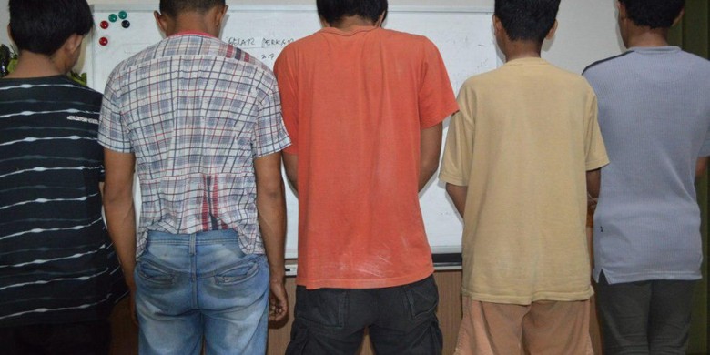 Lima Pria Dicokok Polisi Saat Pesta Sabu di Masjid Raya Makassar Lima Pria Dicokok Polisi Saat Pesta Sabu di Masjid Raya Makassar