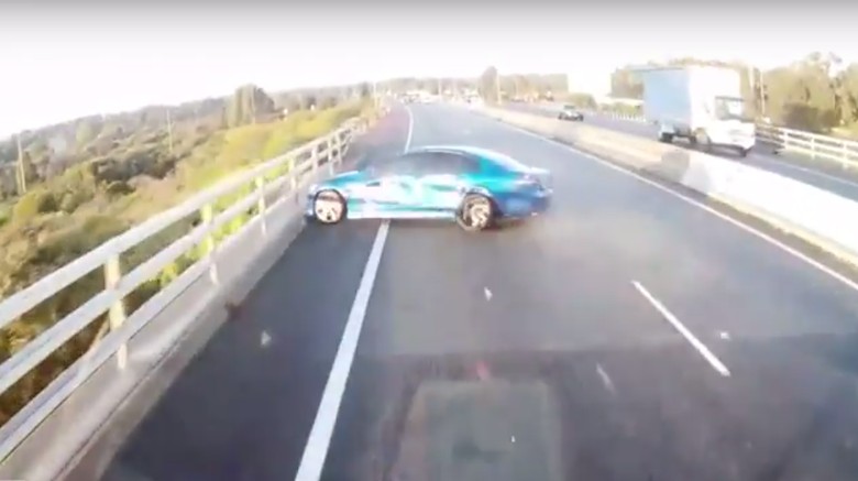 Selap Selip Di Jalan, Mobil Ini Melintir Bak Adegan Fast Furious Selap Selip Di Jalan, Mobil Ini Melintir Bak Adegan Fast Furious