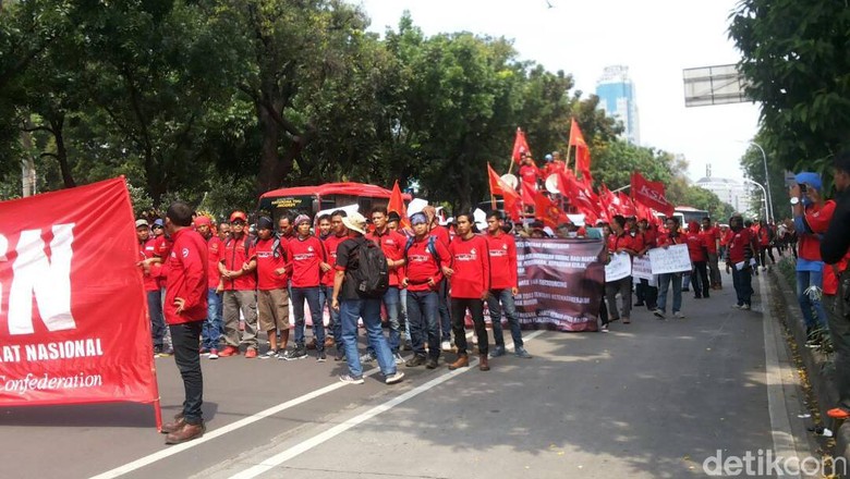 Buruh Gelar Aksi di Depan Balai Kota, Lalin ke Patung Kuda Macet Buruh Gelar Aksi di Depan Balai Kota, Lalin ke Patung Kuda Macet