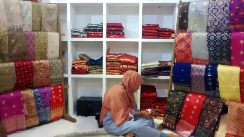 Putus Sekolah, Wanita Ini Bisnis Songket Beromzet Rp 200 Juta/Bulan Putus Sekolah, Wanita Ini Bisnis Songket Beromzet Rp 200 Juta/Bulan