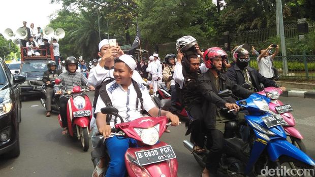 Massa GNPF MUI mulai bergerak dari Masjid Istiqlal.