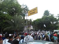 Massa GNPF MUI mulai bergerak dari Masjid Istiqlal.