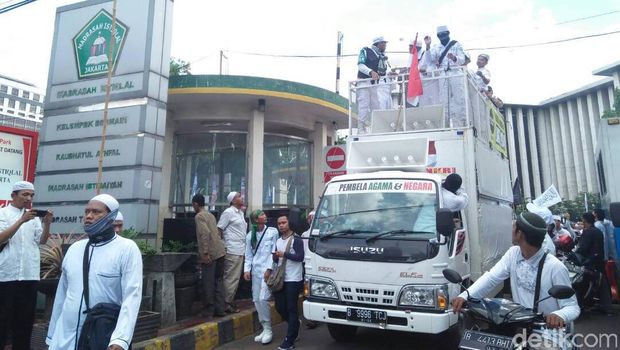 Massa GNPF MUI mulai bergerak dari Masjid Istiqlal.