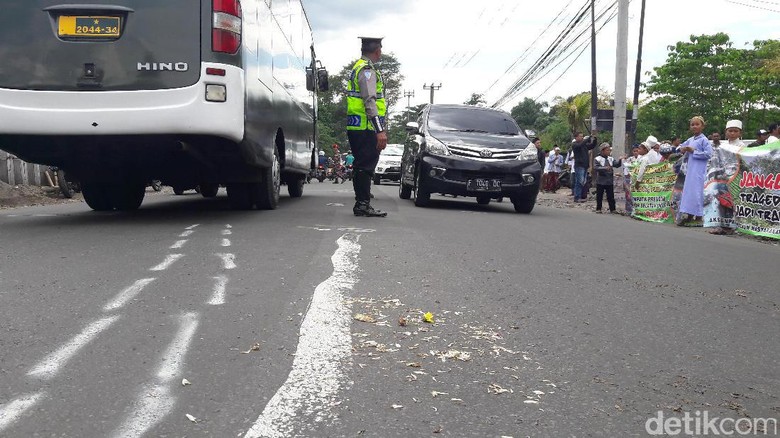 Warga Puncak Berdoa Bersama di Lokasi Kecelakaan Beruntun Warga Puncak Berdoa Bersama di Lokasi Kecelakaan Beruntun