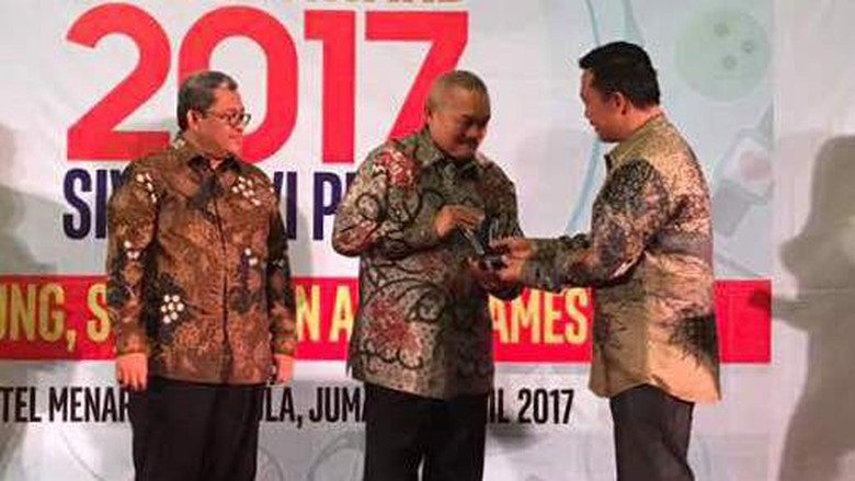 Alex Noerdin Raih Penghargaan Gubernur Peduli Olahraga Alex Noerdin Raih Penghargaan Gubernur Peduli Olahraga