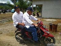 Gaya Menteri PUPR Blusukan Pinjam Motor Warga Di Bendung Randangan