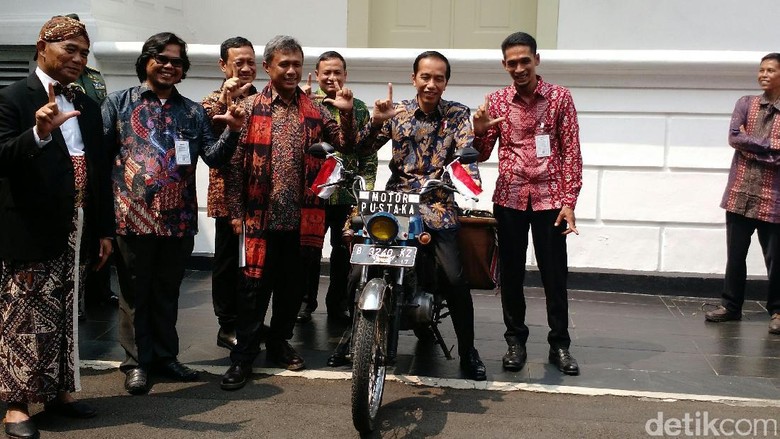 Sopir Angkot, Kuli, dan Tukang Tambal Ban Genjot Minat Baca Sopir Angkot, Kuli, dan Tukang Tambal Ban Genjot Minat Baca