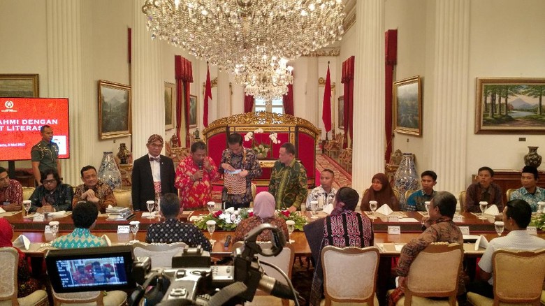 Jokowi Segera Gratiskan Ongkir Buku Sehari Sebulan Lewat PT Pos Jokowi Segera Gratiskan Ongkir Buku Sehari Sebulan Lewat PT Pos