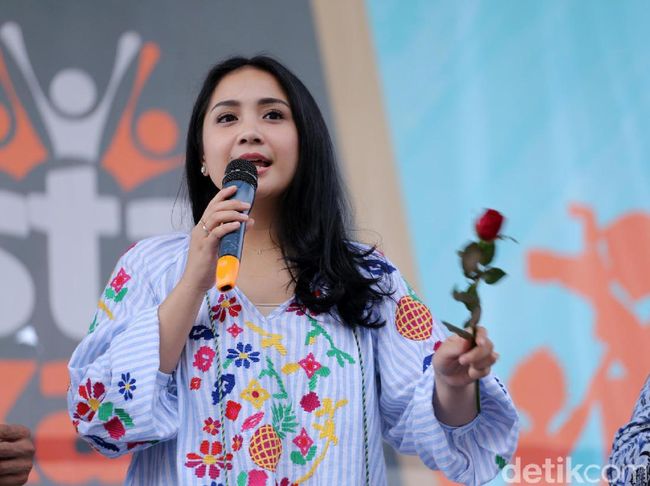 Ada Saja Ayah Nagita Slavina Main Gitar Abdul Rojak Pakai Lotion