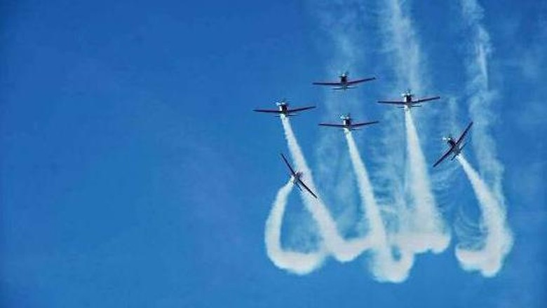 Lafal Allah dan Lukisan Langit Aerobatik Dunia yang Memukau