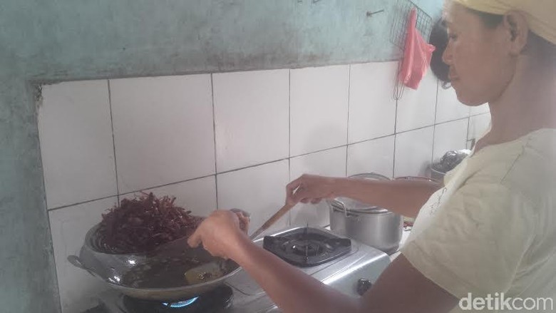 Nasib Marsini Berubah Sejak Jualan Belalang di Gunungkidul Nasib Marsini Berubah Sejak Jualan Belalang di Gunungkidul