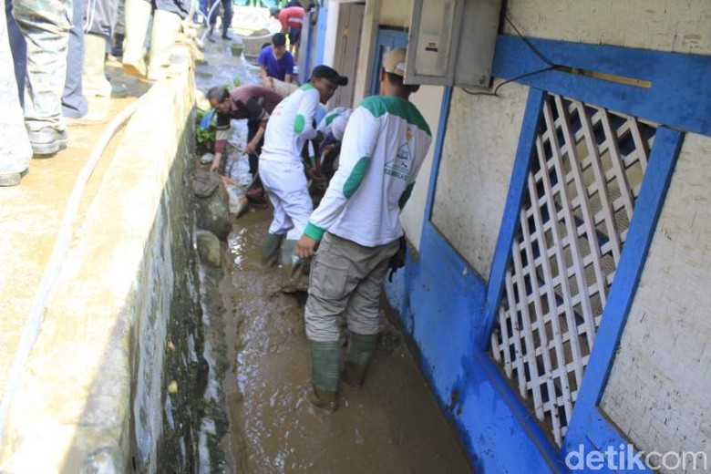 Warga Pasirjambu dan Ciwidey Bersihkan Sisa Lumpur Banjir Bandang