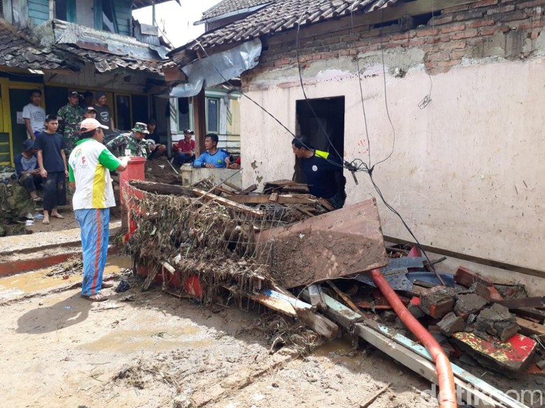 Kisah Warga Ciwidey Loloskan Diri saat Banjir Bandang Sapu Rumah