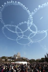 Lafal Allah dan 'Lukisan' Langit Aerobatik Dunia yang Memukau